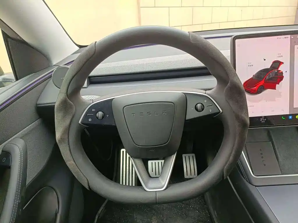 Tesla Model Y — миниатюра 9