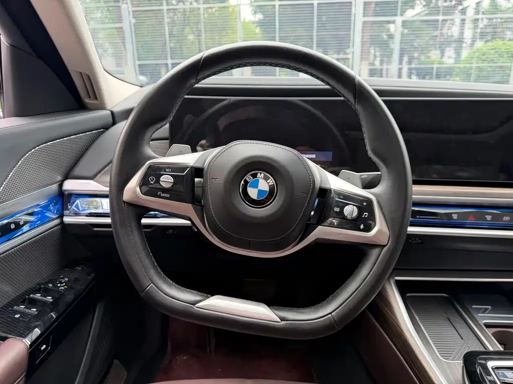 BMW 7 Series — миниатюра 11