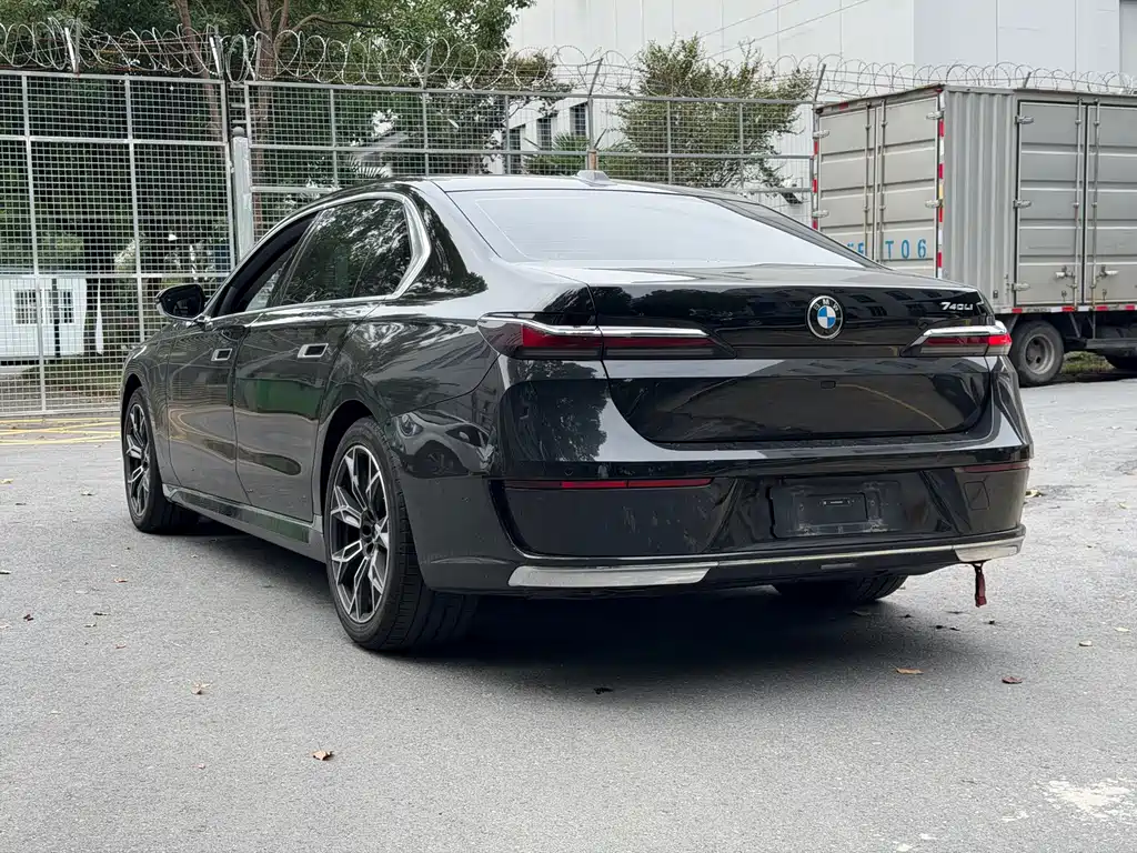 BMW 7 Series — миниатюра 18