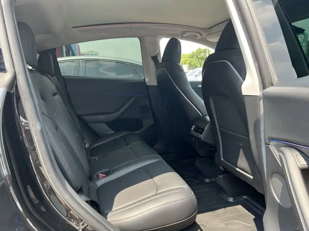 Tesla Model Y — миниатюра 9