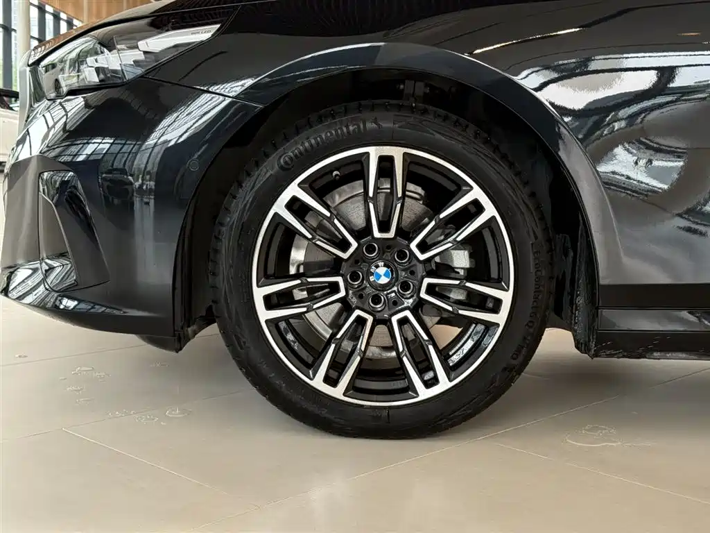 BMW 5 Series — миниатюра 10