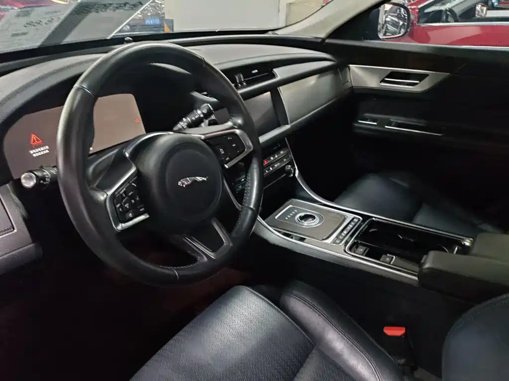 Jaguar XFL — миниатюра 7