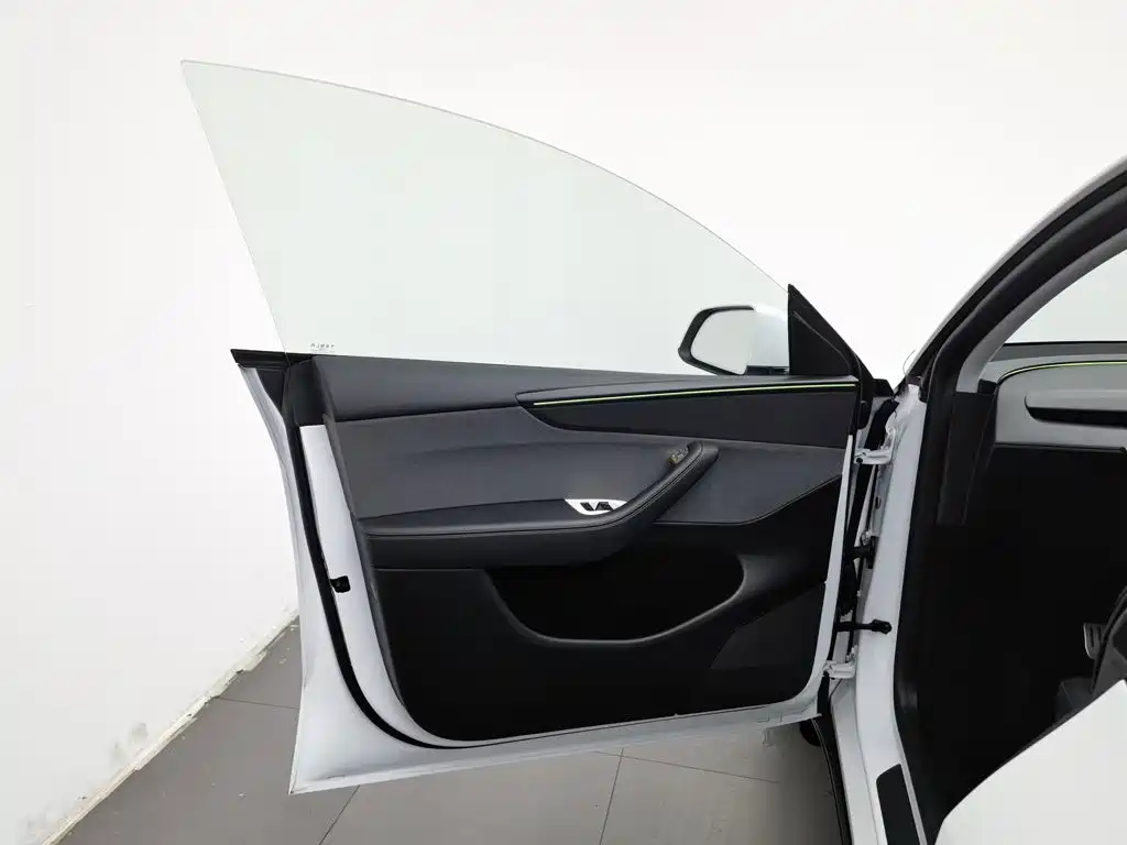 Tesla Model Y — миниатюра 8