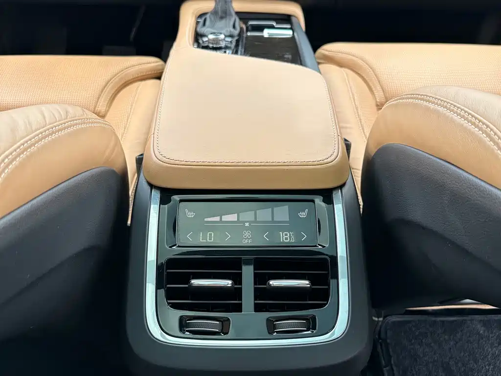 Volvo XC90 — миниатюра 30