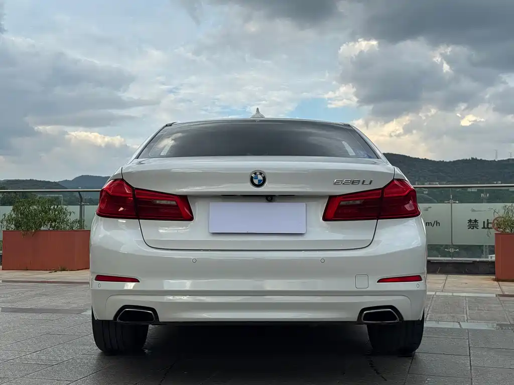 BMW 5 Series — миниатюра 6