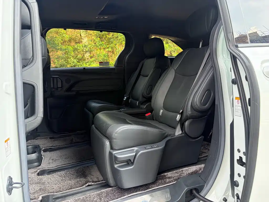 Toyota Sienna — миниатюра 5