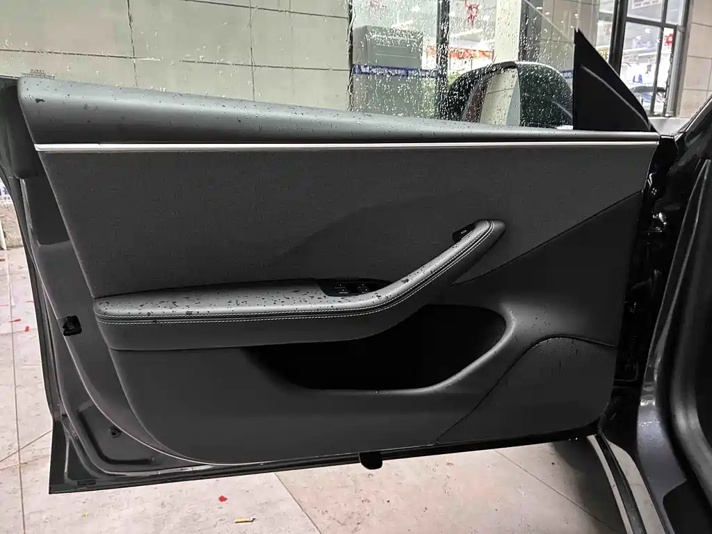 Tesla Model 3 — миниатюра 10