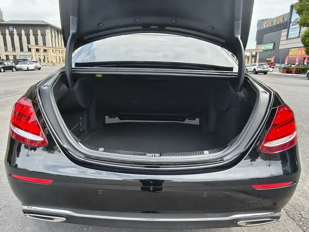 Mercedes-Benz E-Class — миниатюра 18