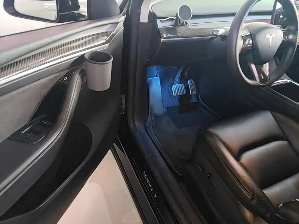 Tesla Model Y — миниатюра 16