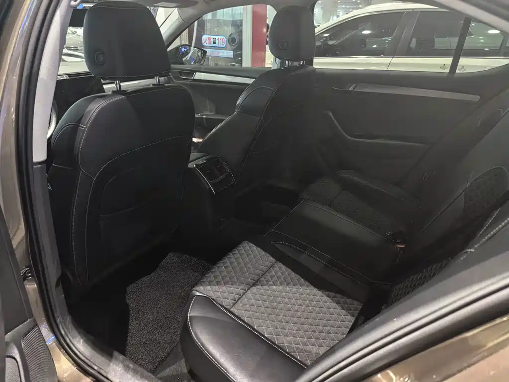 Skoda Superb — миниатюра 6