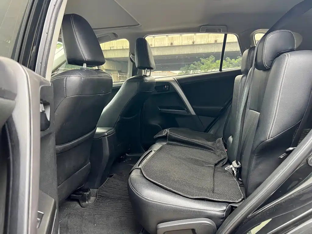 Toyota RAV4 — миниатюра 5