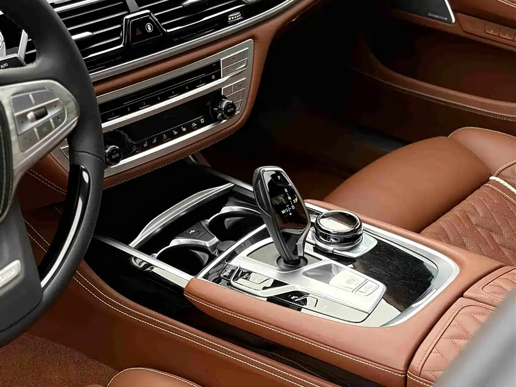 BMW 7 Series — миниатюра 13