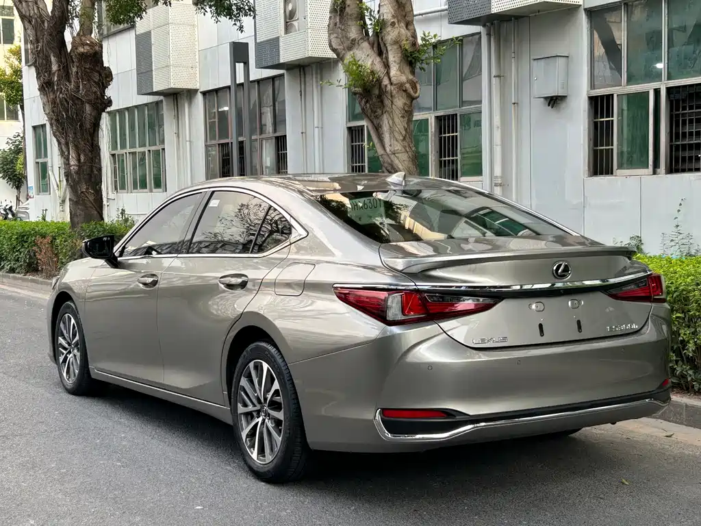 Lexus ES — миниатюра 5
