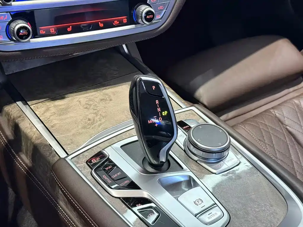 BMW 7 Series — миниатюра 9