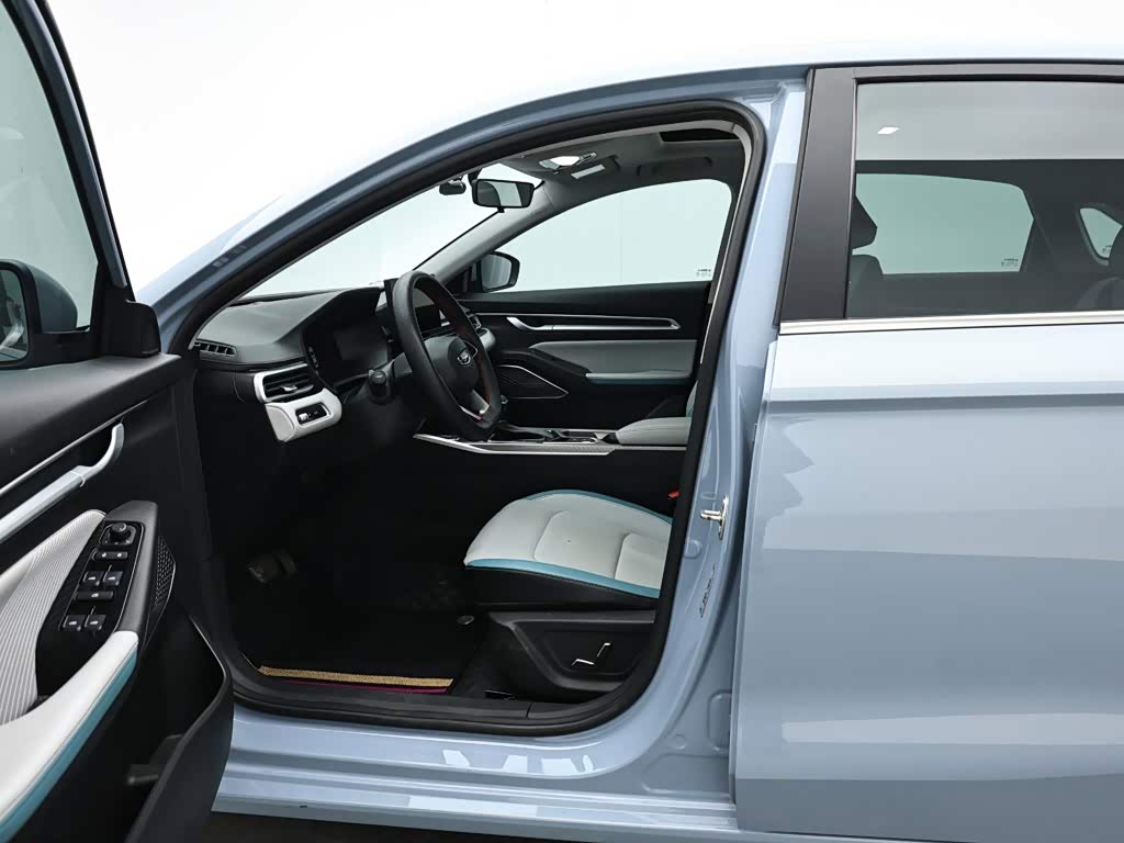 Geely Emgrand 1.5 л 2024 г. Серебристо-серый, пробег 37400 км