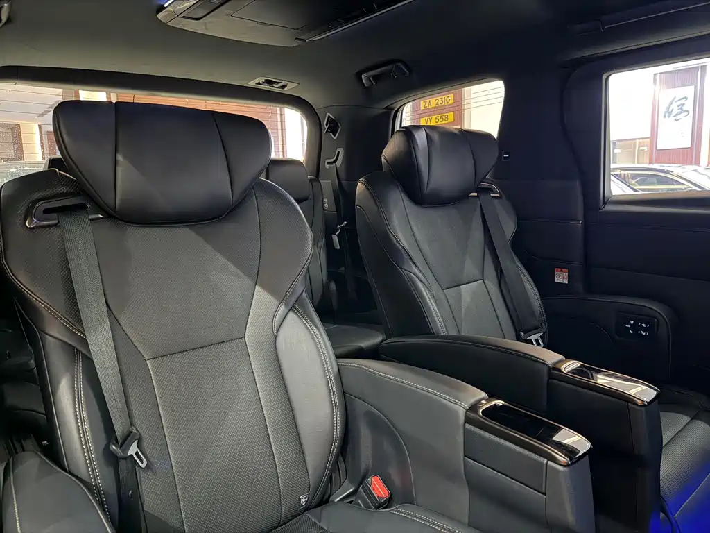 Toyota Alphard — миниатюра 8