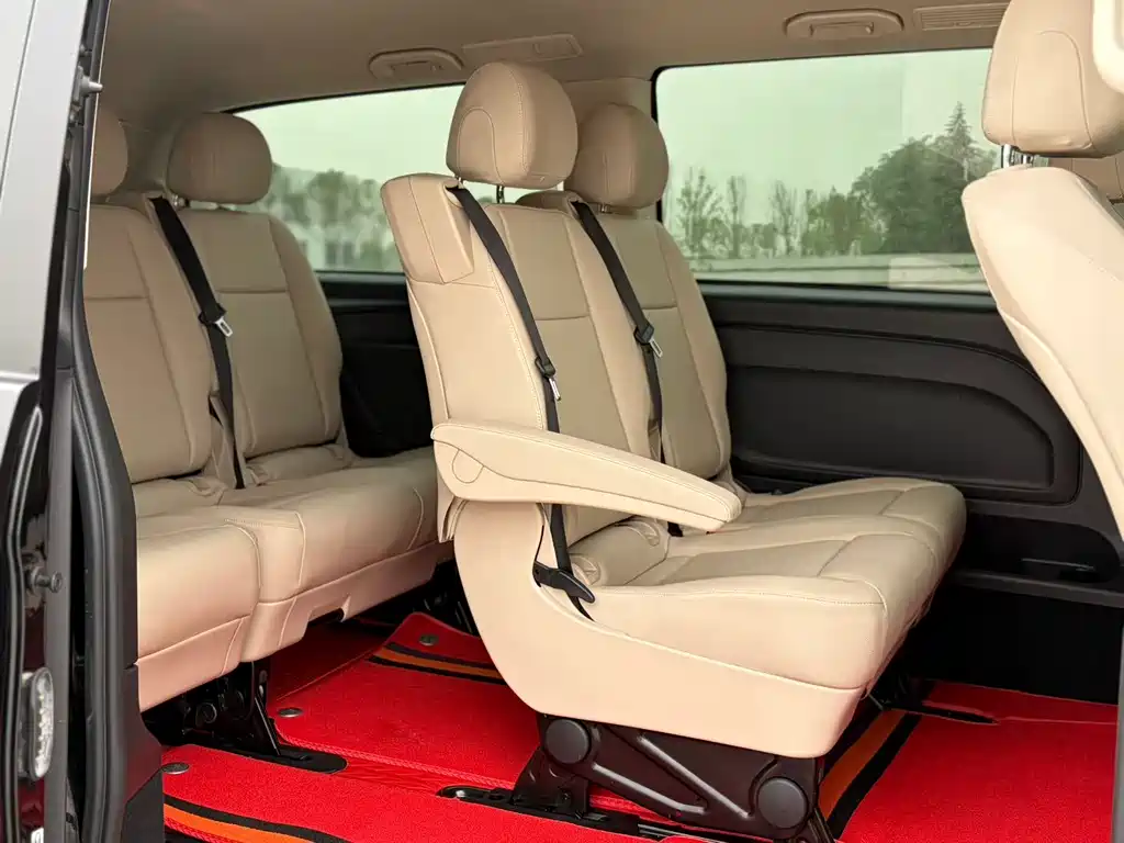 Mercedes-Benz Vito 2023 2.0T Elite 7 мест