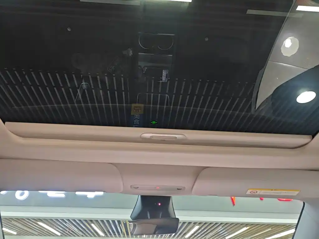 Tesla Model Y — миниатюра 18
