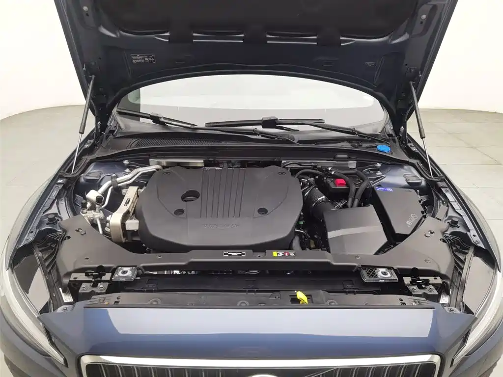 Volvo S60 2023 B4 Luxury
