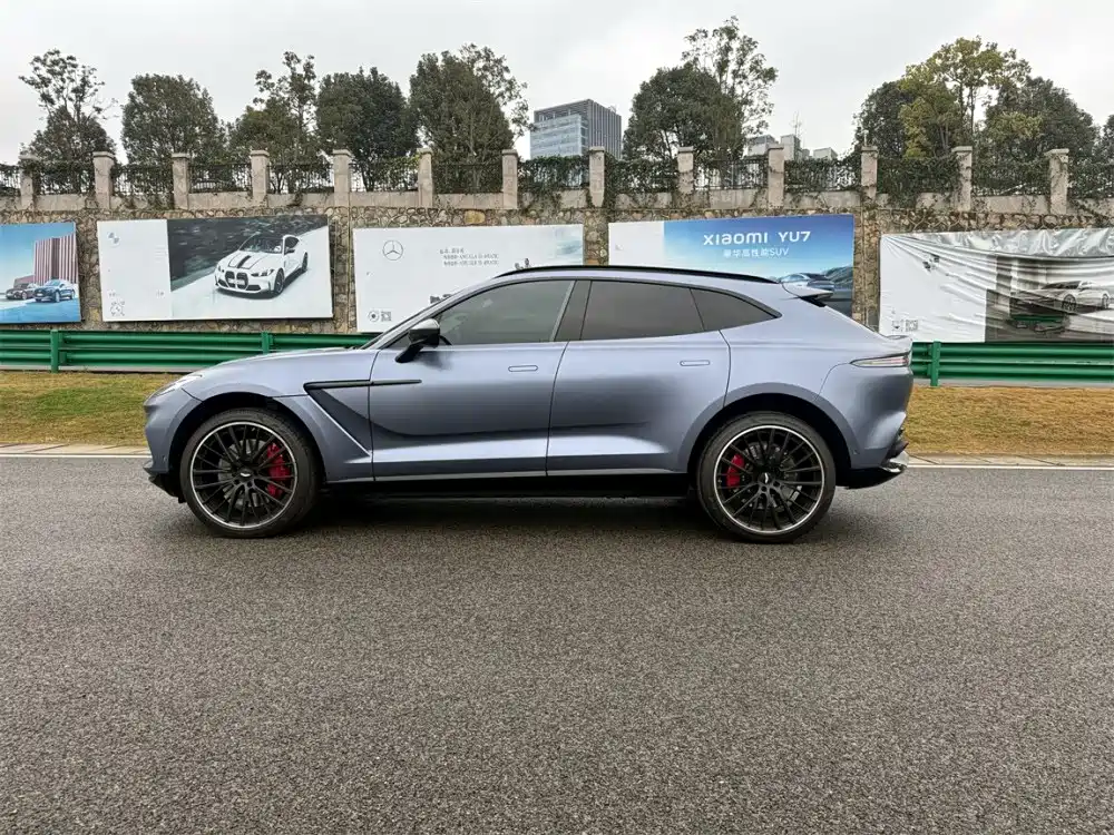 ASTON MARTIN DBX