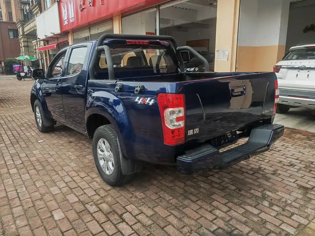 Isuzu RE-MAX 2025 2.4L MT Standard