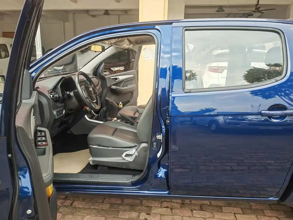 Isuzu RE-MAX 2025 2.4L MT Standard