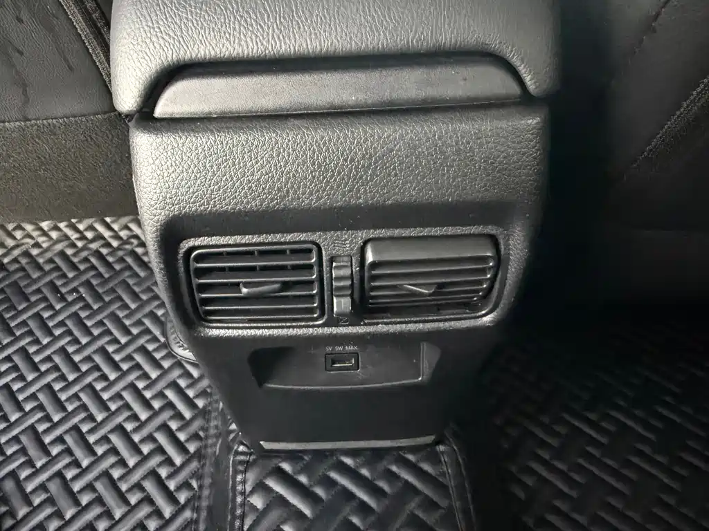 Nissan Tiida — миниатюра 14