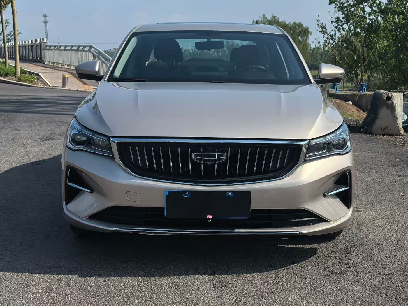 Geely Emgrand 1.5 л 2023 г. Серебристо-серый, пробег 23000 км
