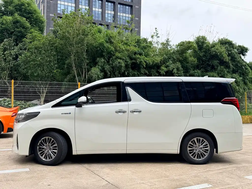 Toyota Alphard — миниатюра 4