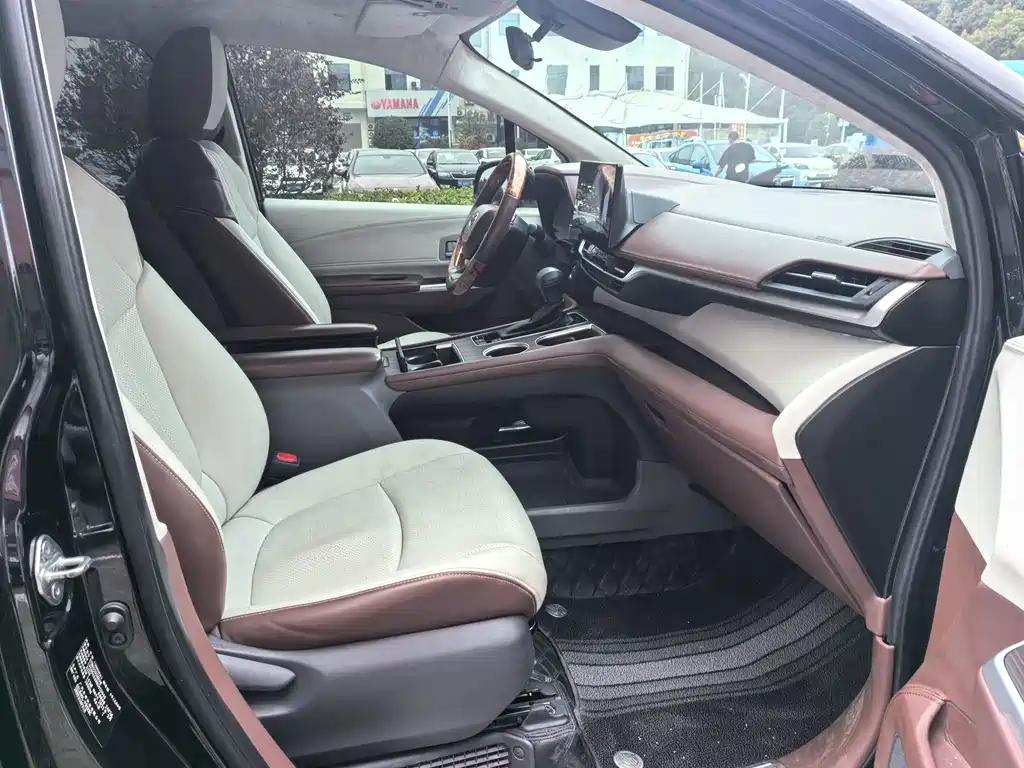 Toyota Sienna — миниатюра 12