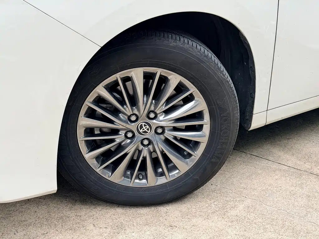 Toyota Alphard — миниатюра 7