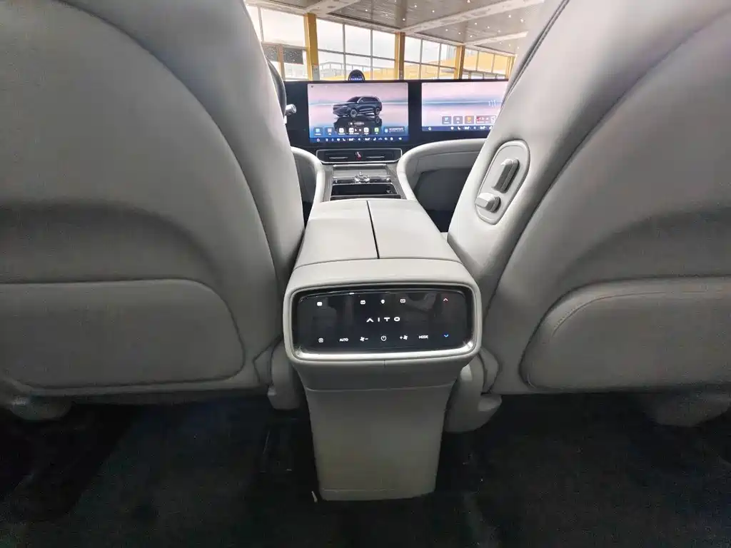 AITO ASK THE WORLD M9