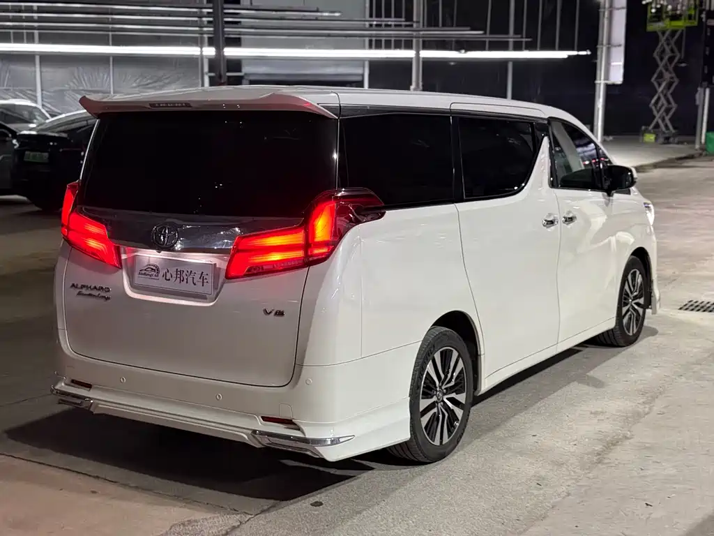 Toyota Alphard — миниатюра 3