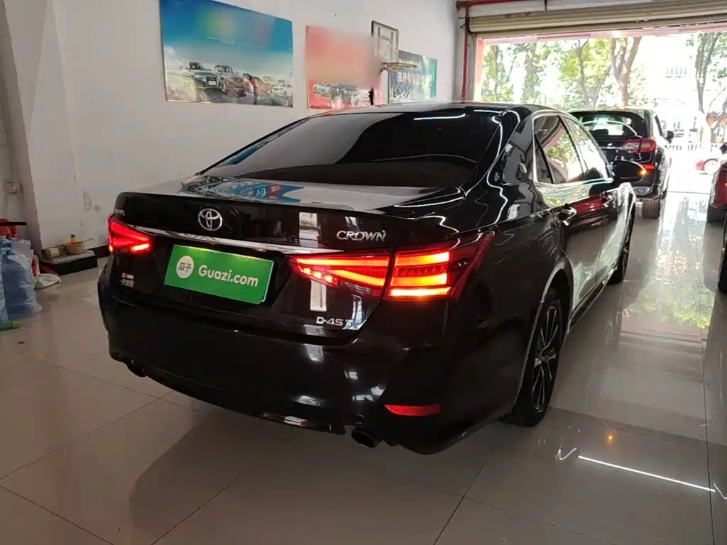 Toyota Crown — миниатюра 7