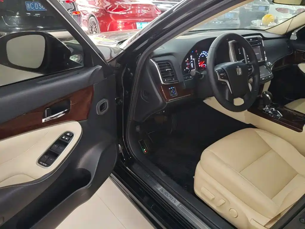 Toyota Crown — миниатюра 16