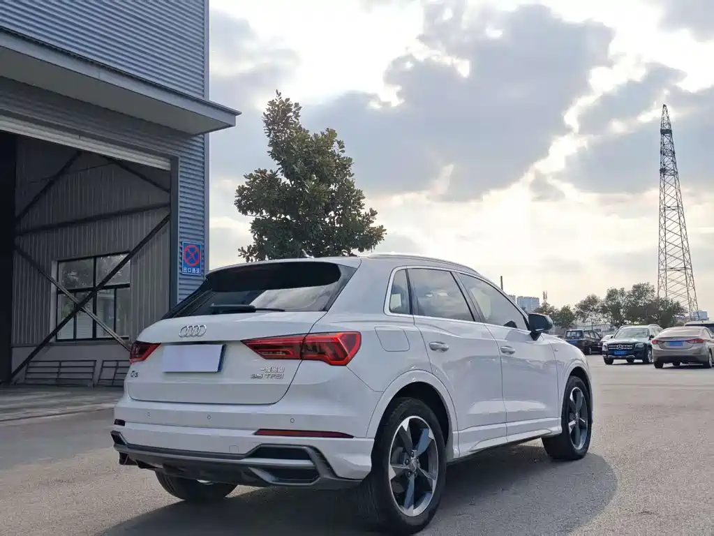 AUDI Q3