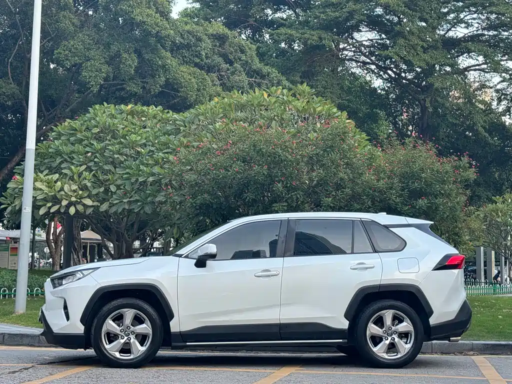 Toyota RAV4 — миниатюра 4