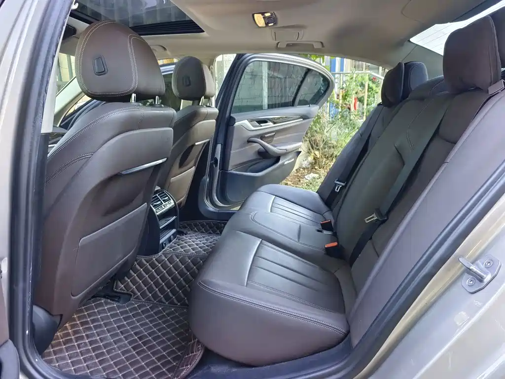 BMW 5 Series — миниатюра 9