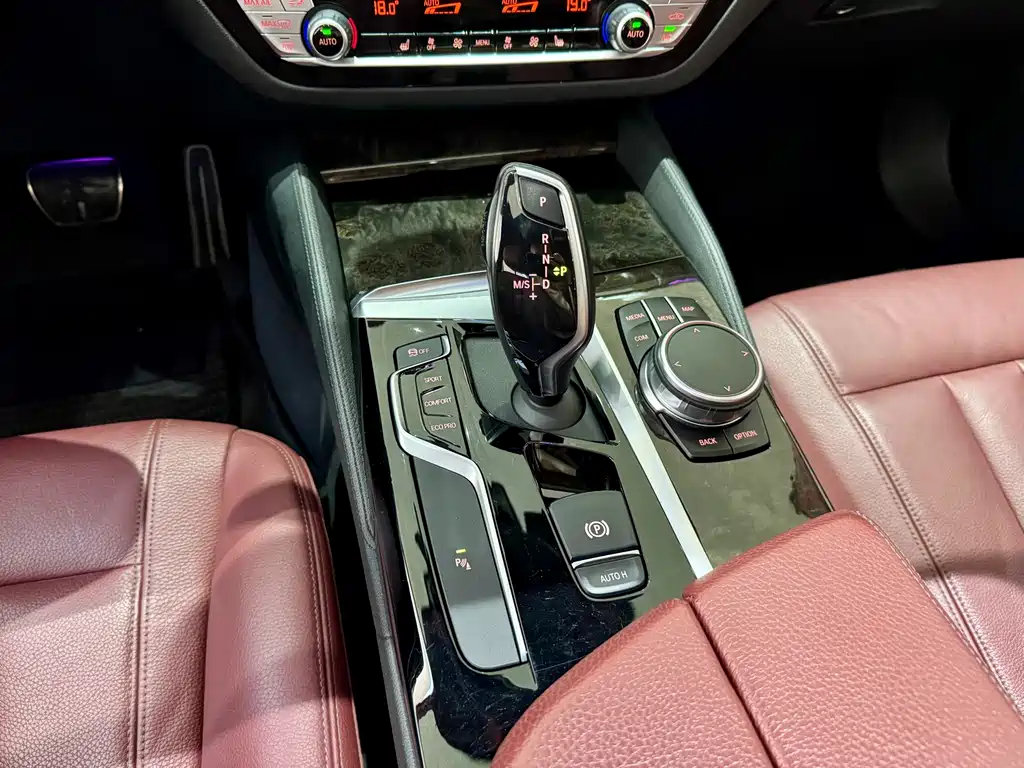 BMW 5 Series — миниатюра 12