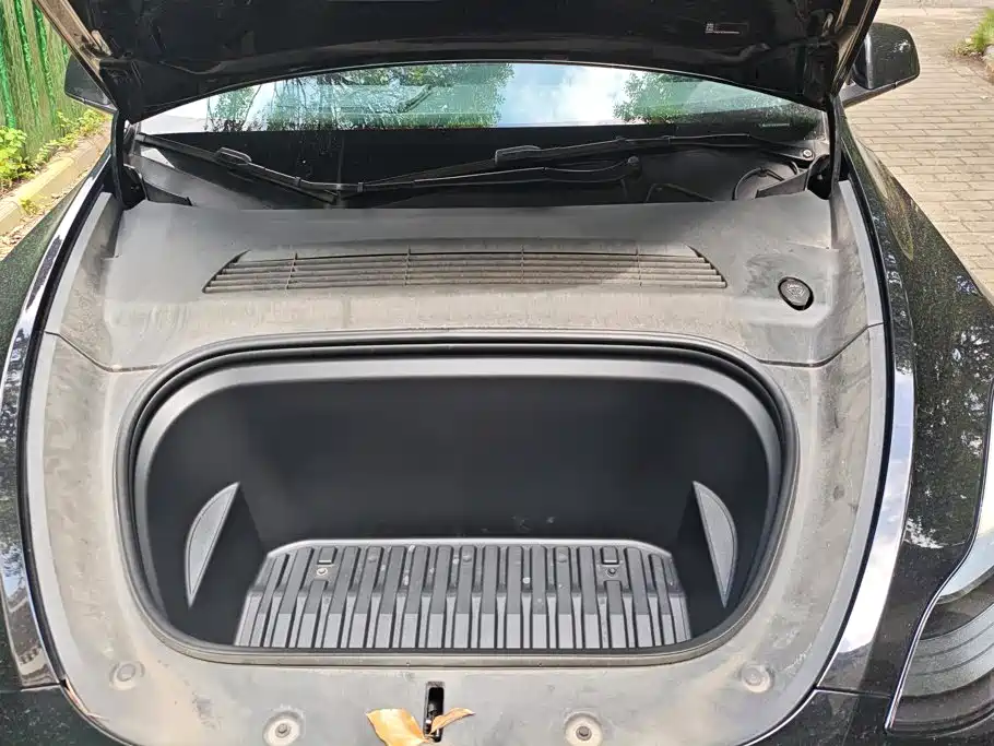 Tesla Model Y — миниатюра 10