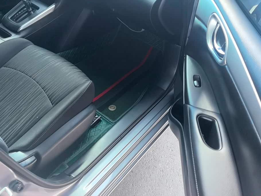 Nissan Sylphy 1.6 л 2023 г. Серебристо-серый, пробег 41100 км