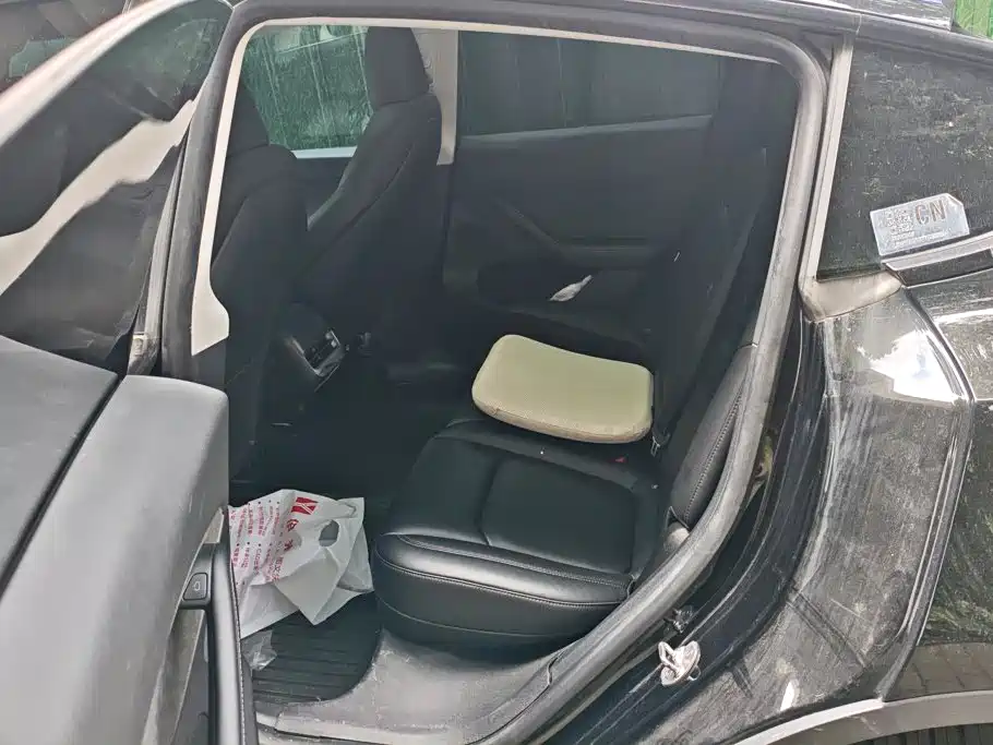 Tesla Model Y — миниатюра 11