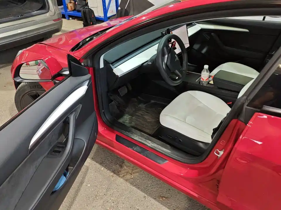 Tesla Model 3 — миниатюра 3