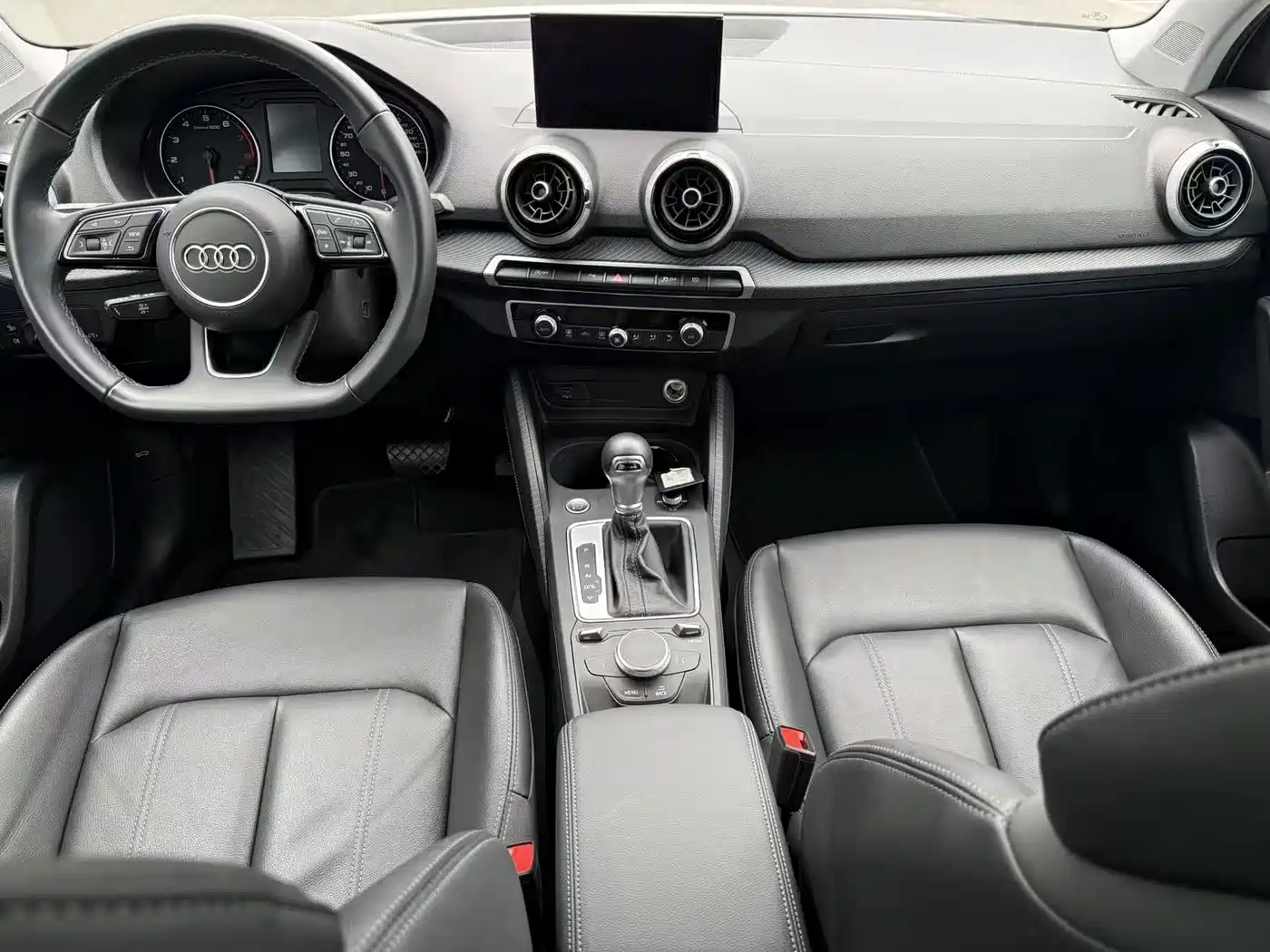 Audi Q2L 2024 Белый из Китая
