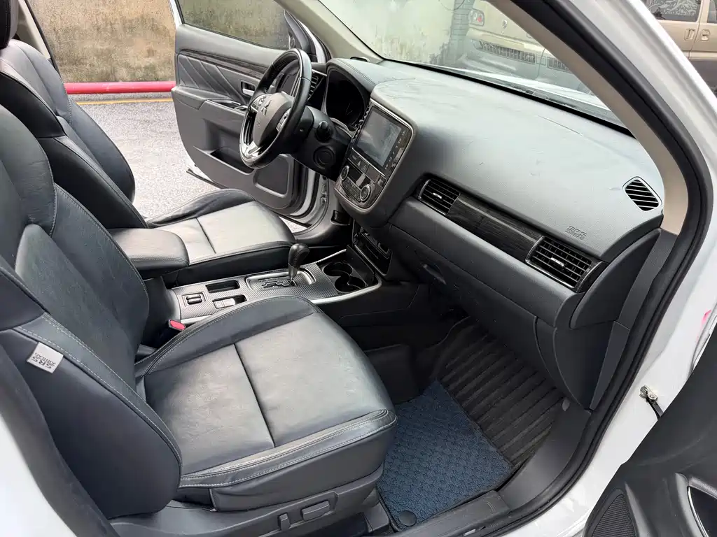 Mitsubishi Outlander — миниатюра 9