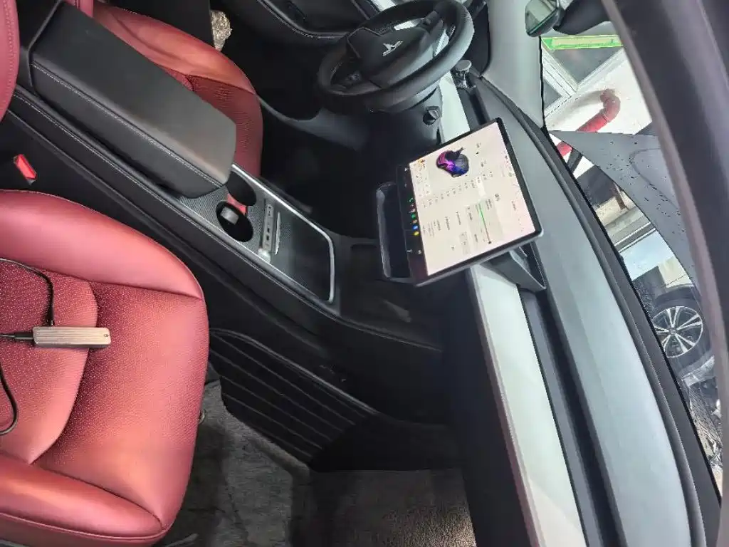 Tesla Model Y — миниатюра 2