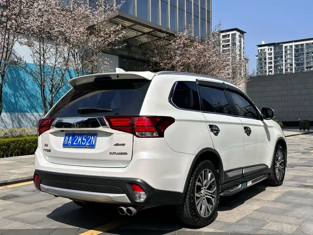 MITSUBISHI OUTLANDER