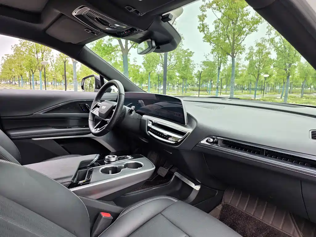 Cadillac Lyriq — миниатюра 21