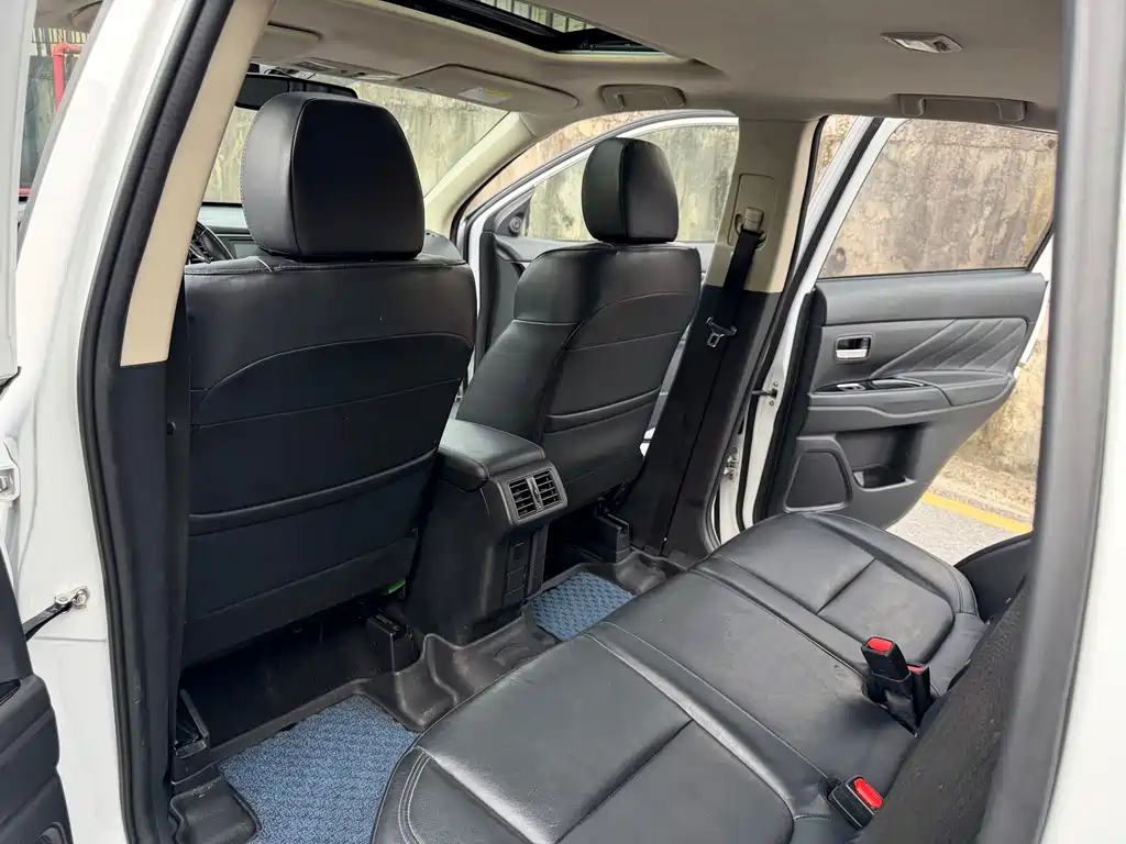 Mitsubishi Outlander — миниатюра 10