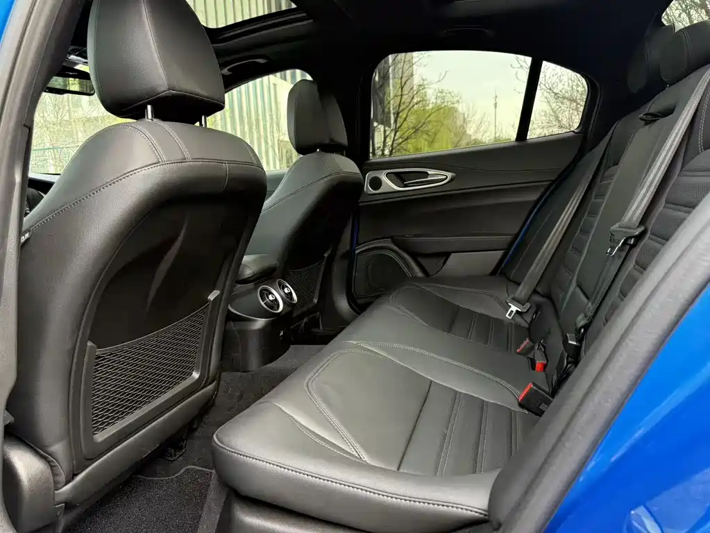 Alfa Romeo Giulia 2023 2.0T 280HP